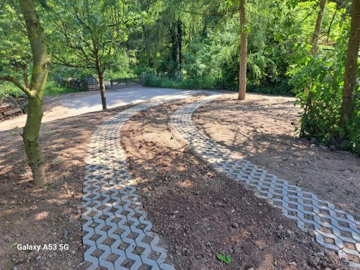 Erstellung Spurstreifen aus Rasengitter im Gartenbereich