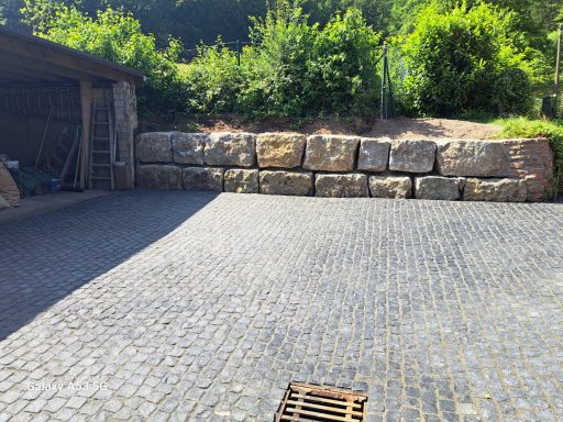 Erneuerung Hoffläche mit Basaltkopfsteinpflaster und Natursteinmauer 