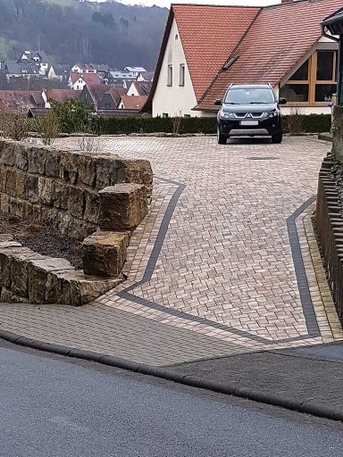 Einfahrt mit Pflaster und Randbefestigung
