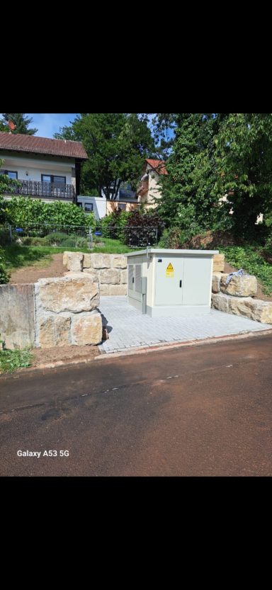 Garteneinfassung aus Naturstein um Trafohäuschen
