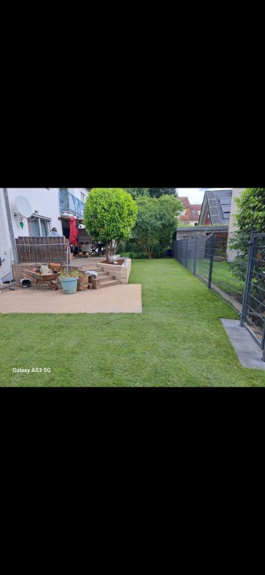 Neuer Rollrasen mit Terrasse im privaten Garten