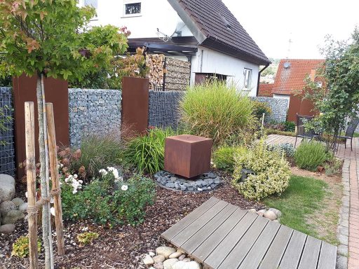 Moderner Garten mit Stele und bepflanztem Beet